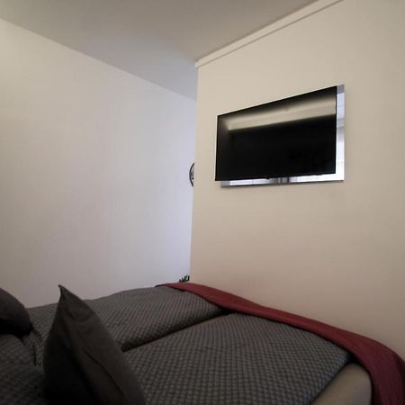 Modern Studio A Belvaros Koezepen Parkoloval- Kata Studioapartman Gyor Luaran gambar