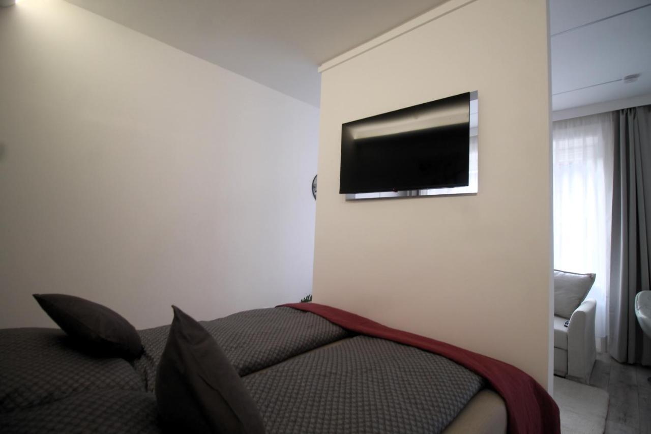 Modern Studio A Belvaros Koezepen Parkoloval- Kata Studioapartman Gyor Luaran gambar