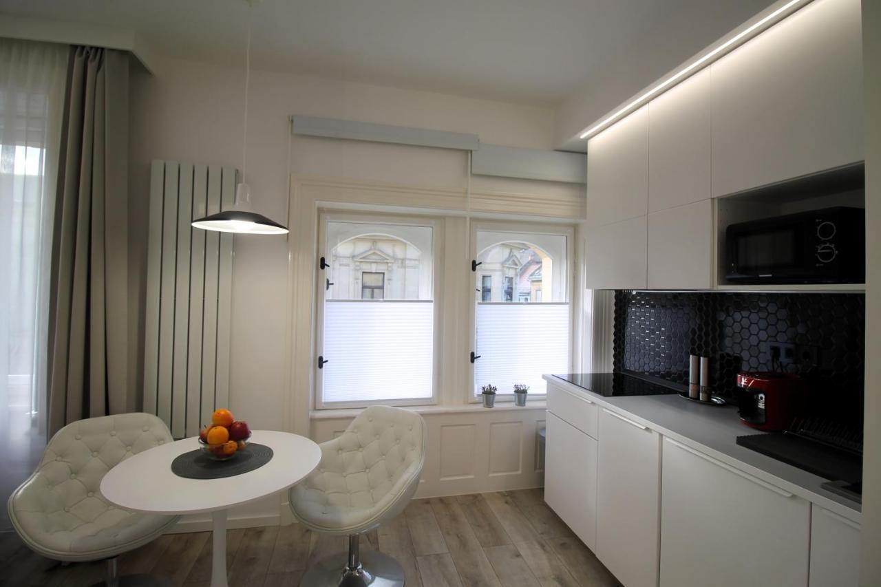 Modern Studio A Belvaros Koezepen Parkoloval- Kata Studioapartman Gyor Luaran gambar